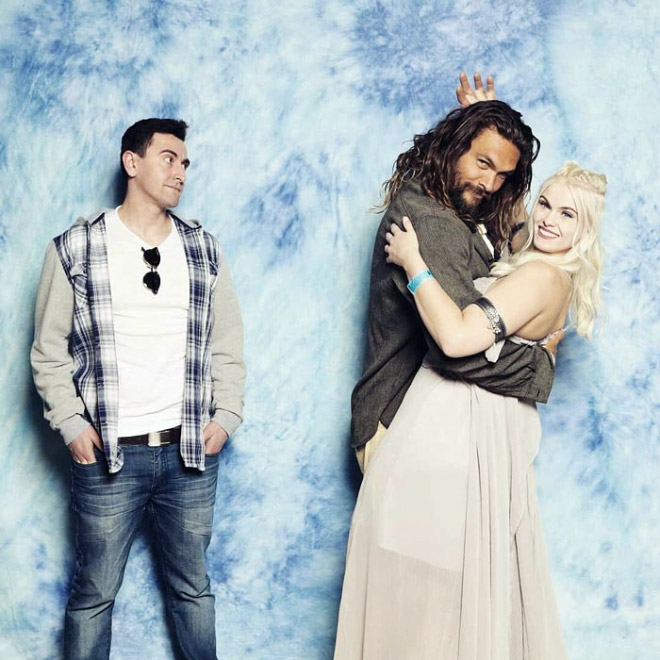 to understand Inclined Waist This Is How Jason Momoa Is Trolling Boyfriends When Couples Ask a Photo With Him to understand Inclined Waist This Is How Jason Momoa Is Trolling Boyfriends When Couples Ask a Photo With Him