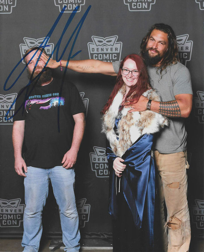 Jason Momoa stealing his girlfriend in a hilarious fan photo.