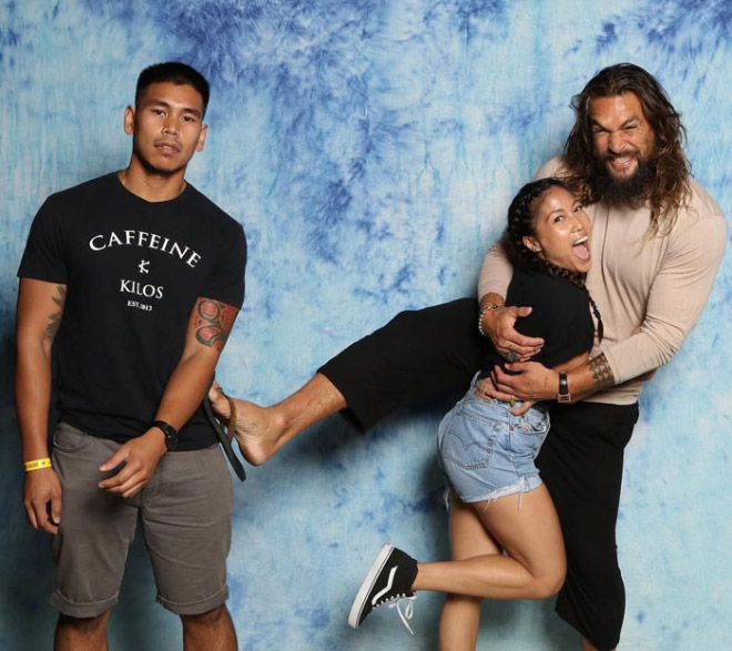 Hilarious fan photo with Jason Momoa.