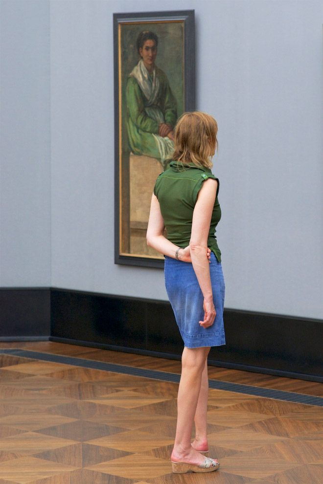 Outfit perfectly matching the painting in an art museum.