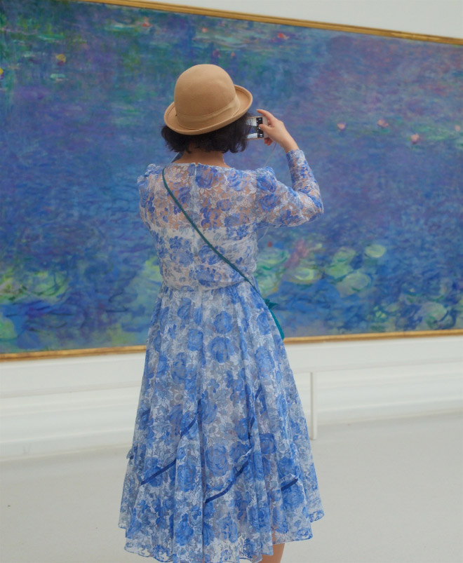 Her dress perfectly matches the painting!