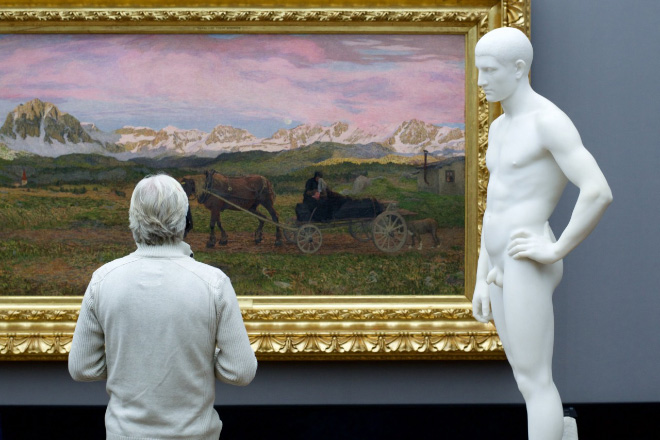 Museum visitor accidentally matching a statue.