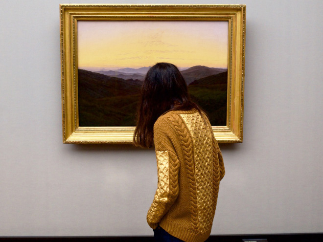Funny accident: sweater matching a painting's frame.