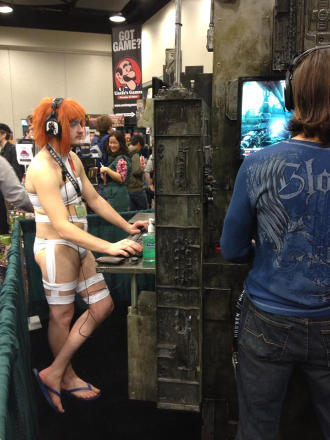 Funny 5th Element cosplay fail.