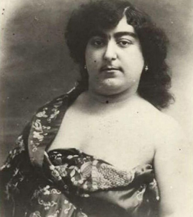 This woman was considered beautiful in Persia in 1900s.