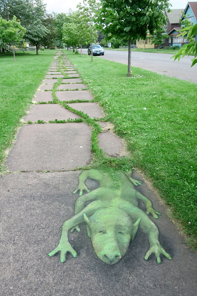 Awesome 3D chalk art.