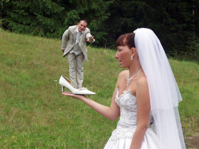 When it comes to ruining your wedding photos with lousy photoshopping, nobody does it like the Russians. Nobody!