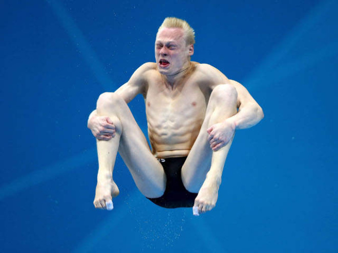 Derpy diver face.