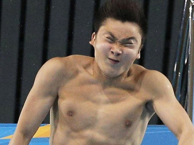 Derpy diver face.