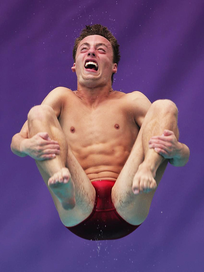 Derpy diver face.