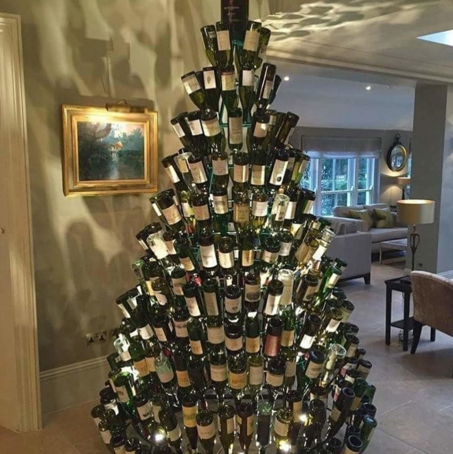 Brilliant Christmas tree decoration idea.