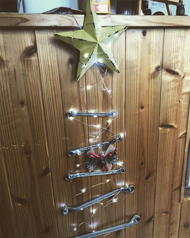 Brilliant Christmas tree decoration idea.