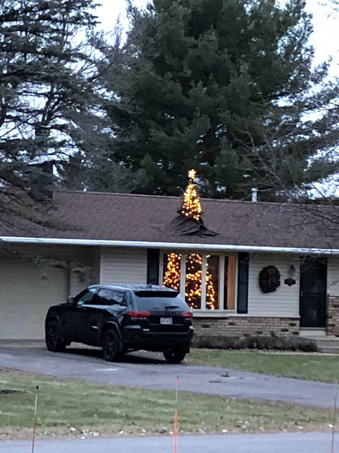 Brilliant Christmas tree decoration idea.
