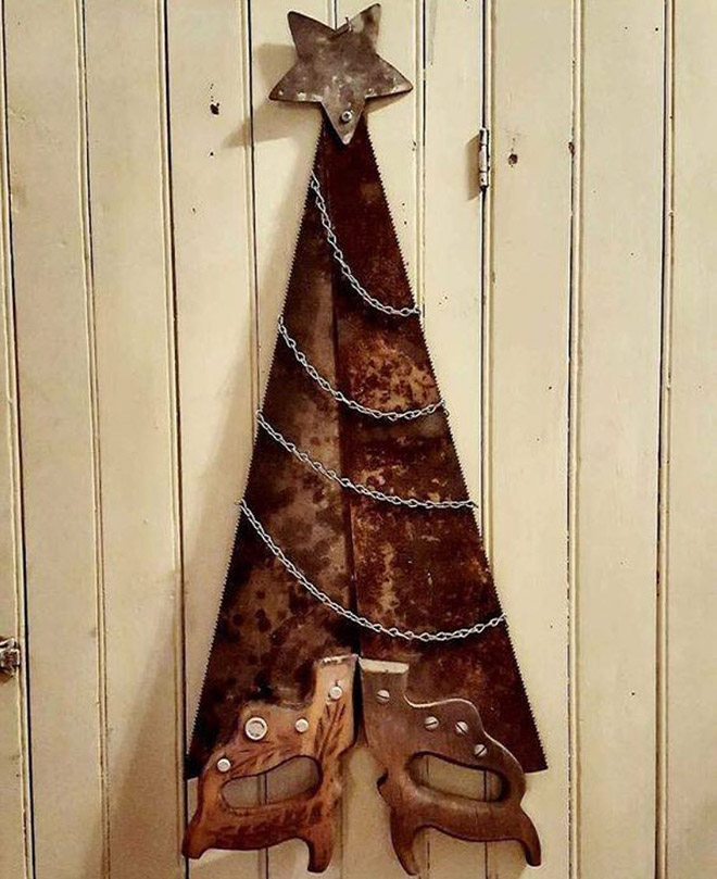 Brilliant Christmas tree decoration idea.