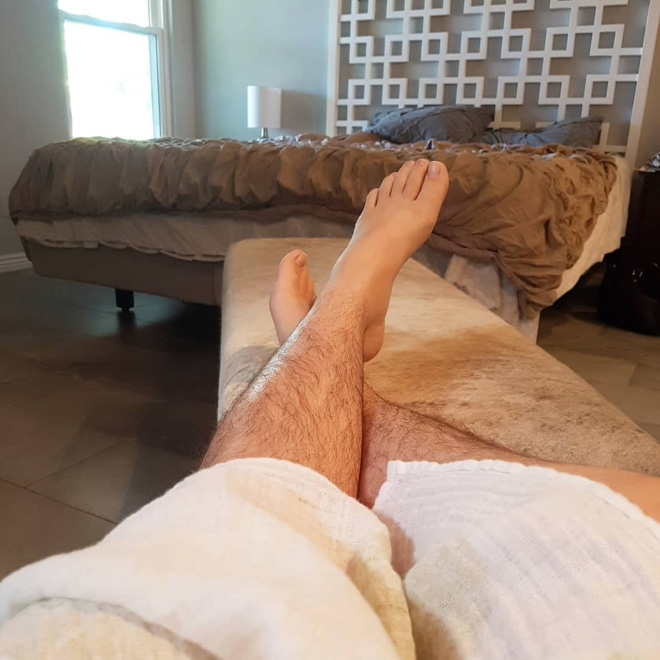 Girls with hairy legs is a real Instagram beauty trend.