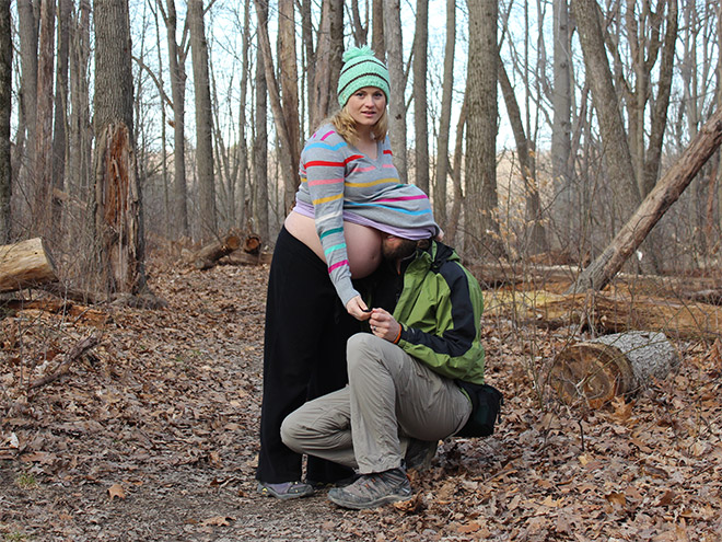 Some people have very, very weird ideas for pregnancy photos... an they are not afraid to fulfil them.