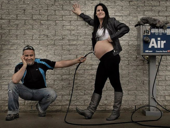 Some people have very, very weird ideas for pregnancy photos... an they are not afraid to fulfil them.