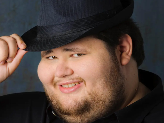 Horrifying example of neckbeard.