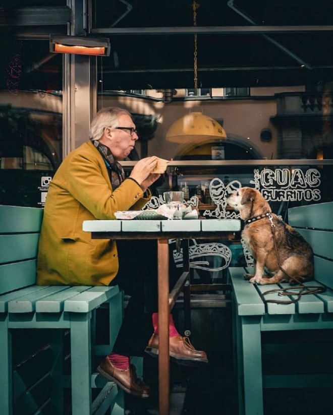 Brilliant street photography moment.