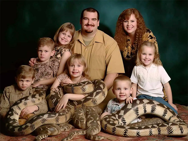 Awkward family photo, generated by AI.